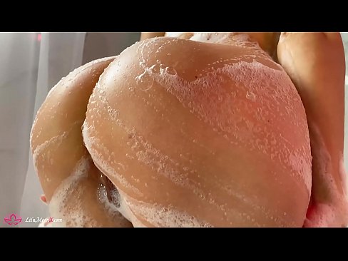 ❤️ Brunette Anapiga Pussy kwa Pussy kwa Vibrator hadi Orgasm kali katika Shower Fucking