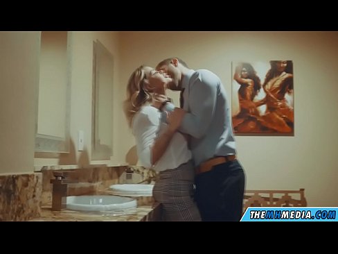 ❤️ Wakati blonde mwenye busty anakutongoza kwenye choo cha umma Fucking